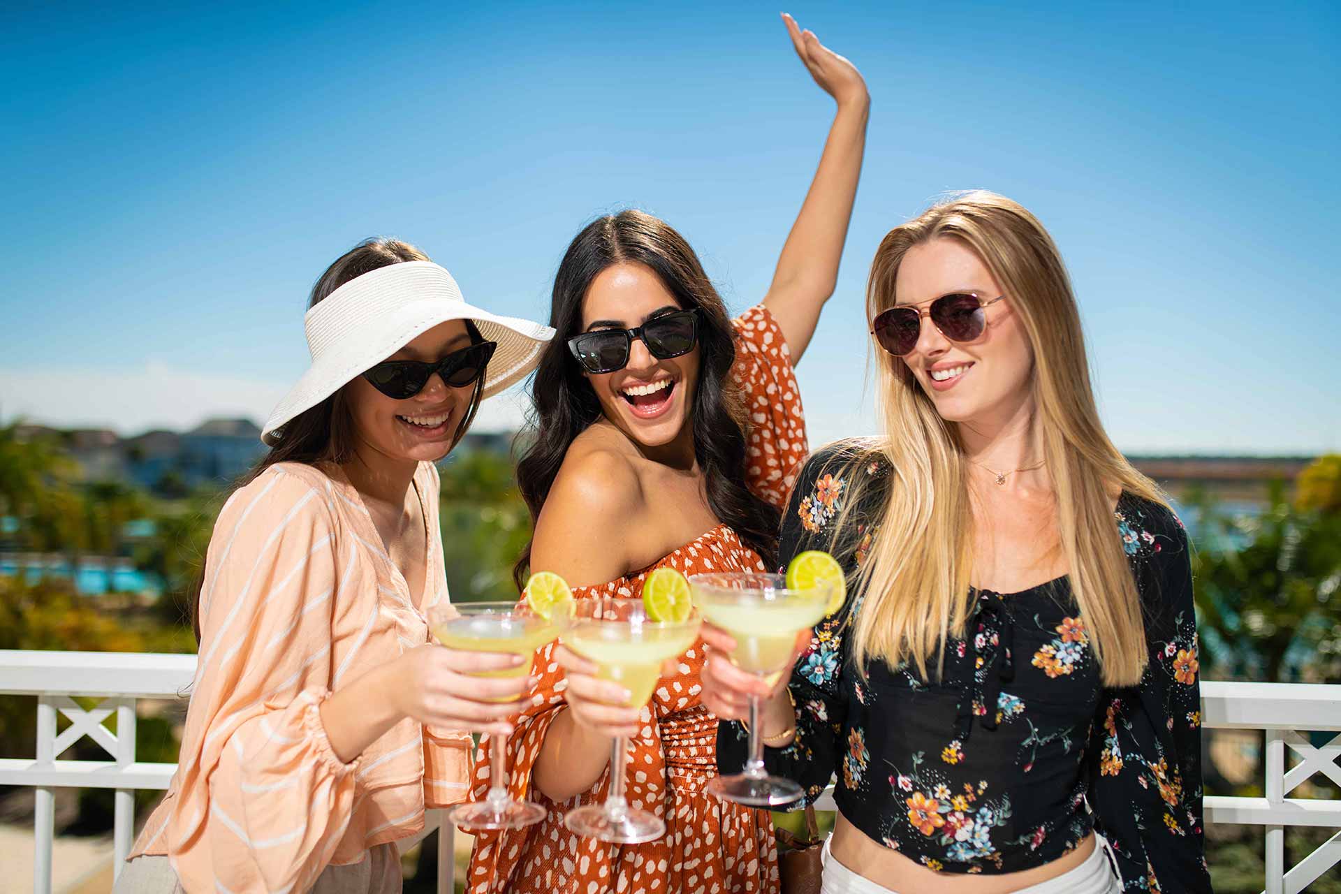 Mujeres brindando con margaritas en el Margaritaville Resort Orlando