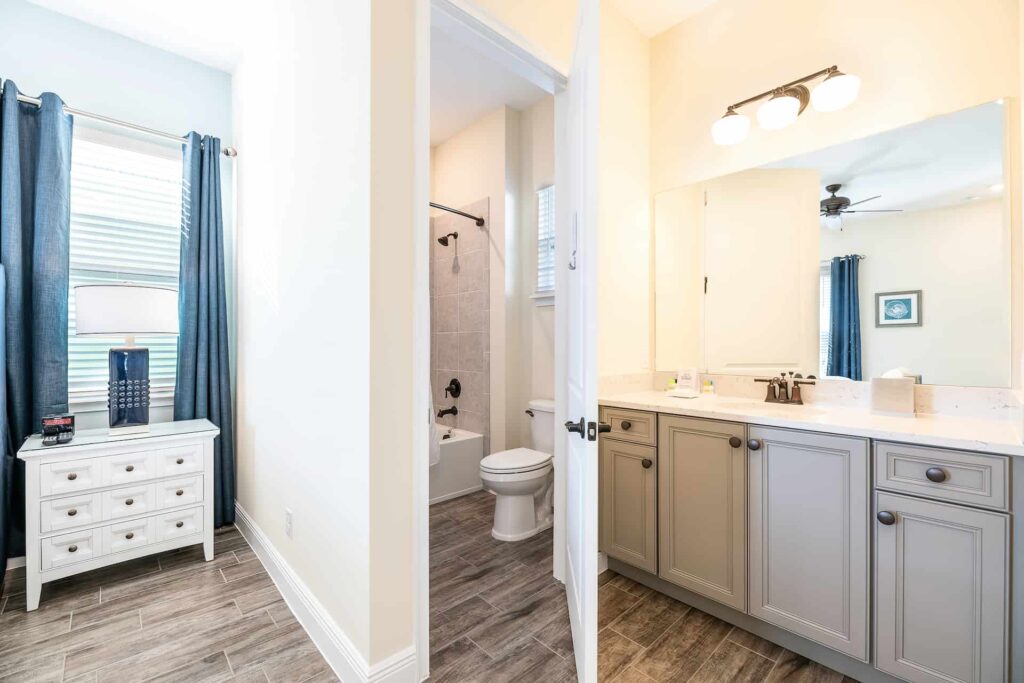 En-suite bathroom with combination bathtub and shower: 2 Bedroom Elite Cottage