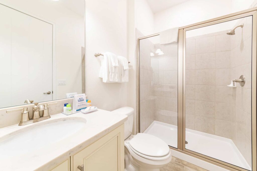 Badezimmer 2 mit ebenerdiger Dusche: Elite Cottage mit 6 Schlafzimmern