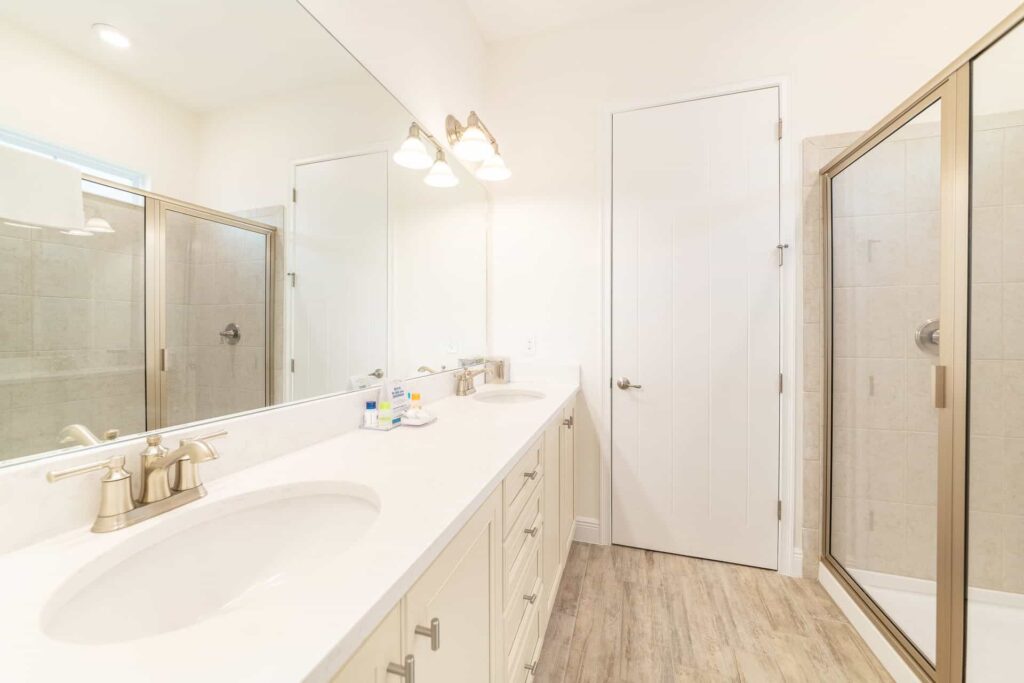 Badezimmer 4 mit Doppelwaschbecken und ebenerdiger Dusche: Elite Cottage mit 6 Schlafzimmern
