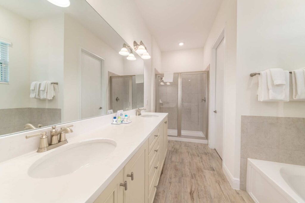 Badezimmer 6 mit Doppelwaschbecken und ebenerdiger Dusche: Elite Cottage mit 6 Schlafzimmern