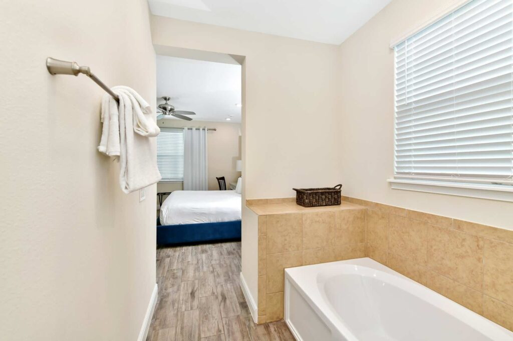 Badezimmer 6 mit ebenerdiger Dusche und separater Badewanne: Cottage mit 7 Schlafzimmern