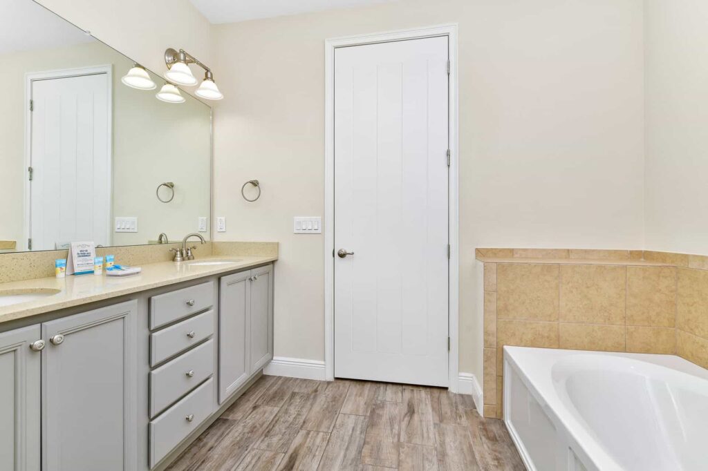 Badezimmer 7 mit ebenerdiger Dusche und separater Badewanne: Cottage mit 7 Schlafzimmern