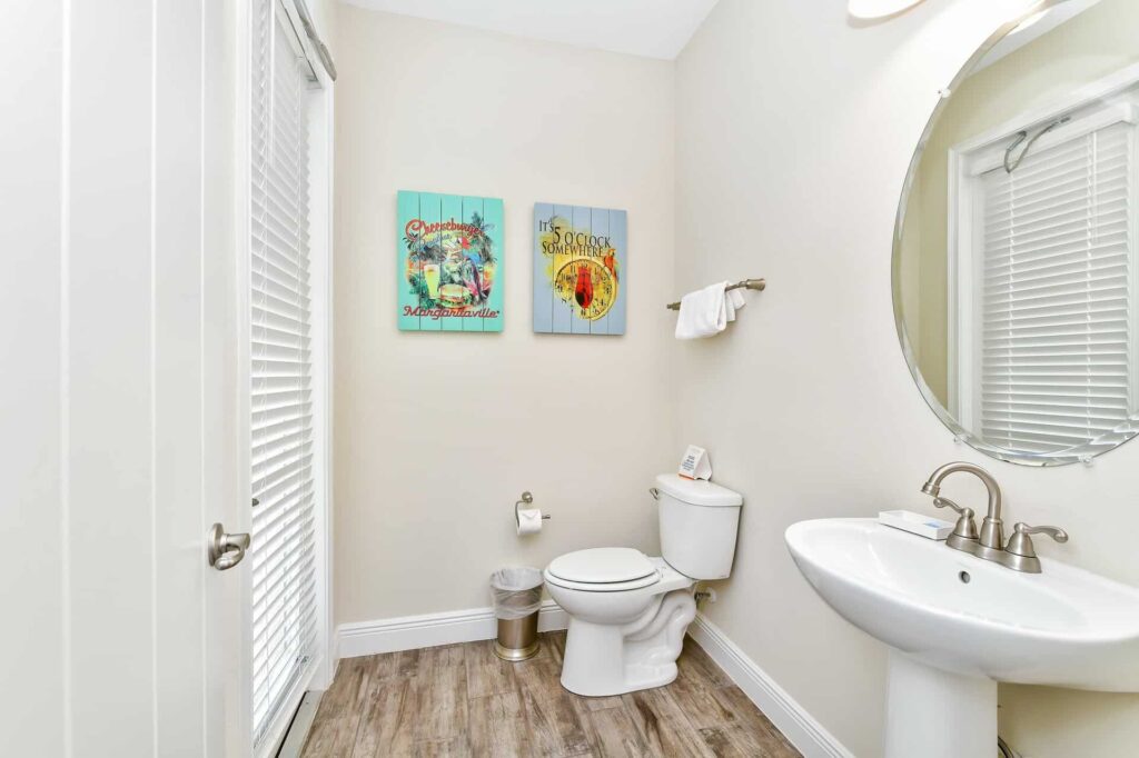 Halbbad mit Waschbecken, großem Spiegel und Toilette: Cottage mit 7 Schlafzimmern