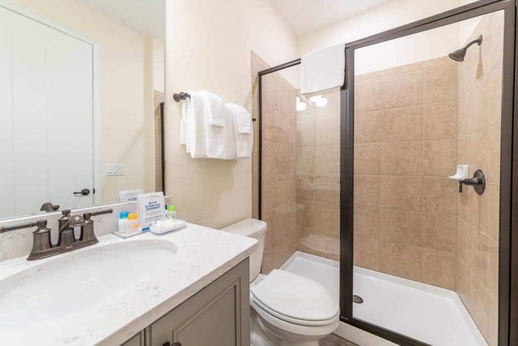 Badezimmer 1 mit ebenerdiger Dusche: Elite Cottage mit 7 Schlafzimmern