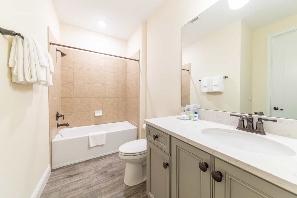 Bathroom 3 with combination bathtub and shower: 7 Bedroom Elite Cottage