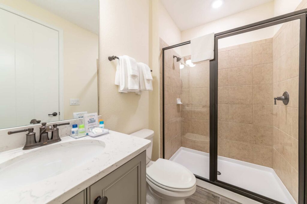 Bathroom 4 with walk-in shower: 7 Bedroom Elite Cottage