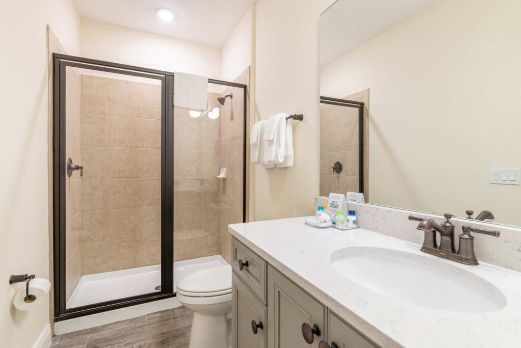 Badezimmer 5 mit ebenerdiger Dusche: Elite Cottage mit 7 Schlafzimmern