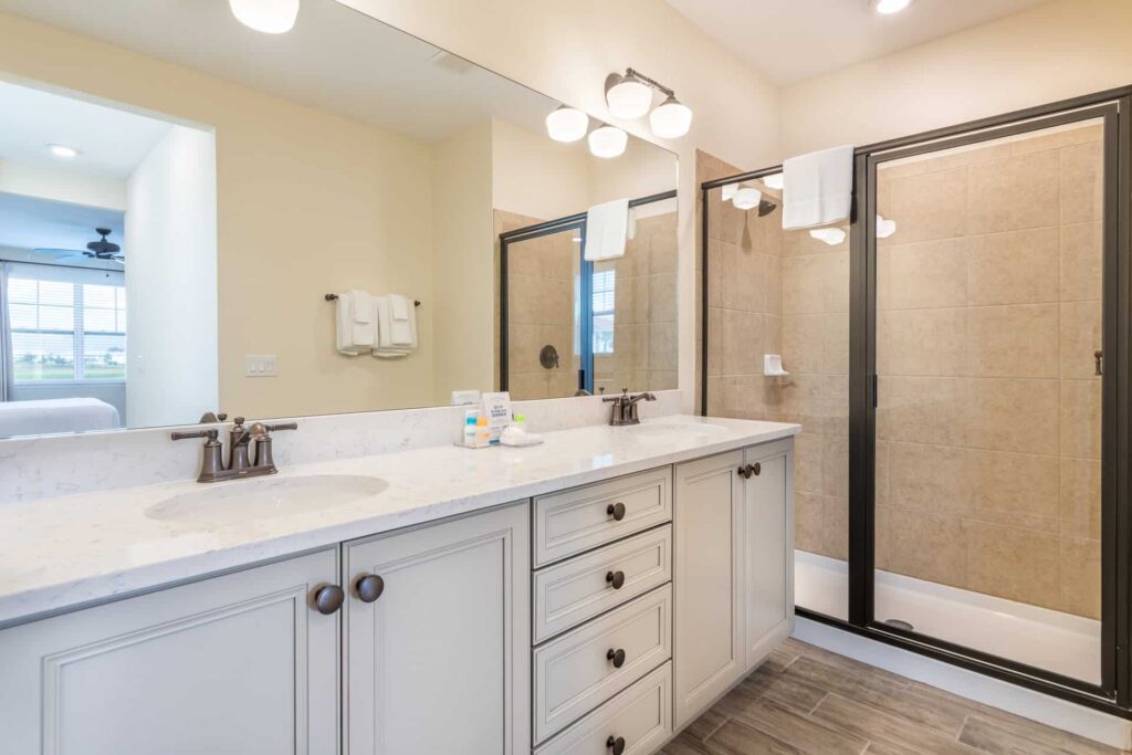 Badezimmer 6 mit Doppelwaschbecken und ebenerdiger Dusche: Elite Cottage mit 7 Schlafzimmern