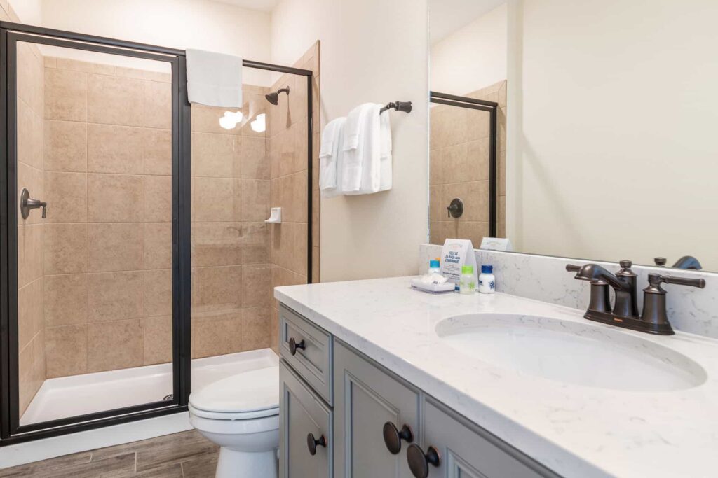 Bathroom 7 with walk-in shower: 7 Bedroom Elite Cottage