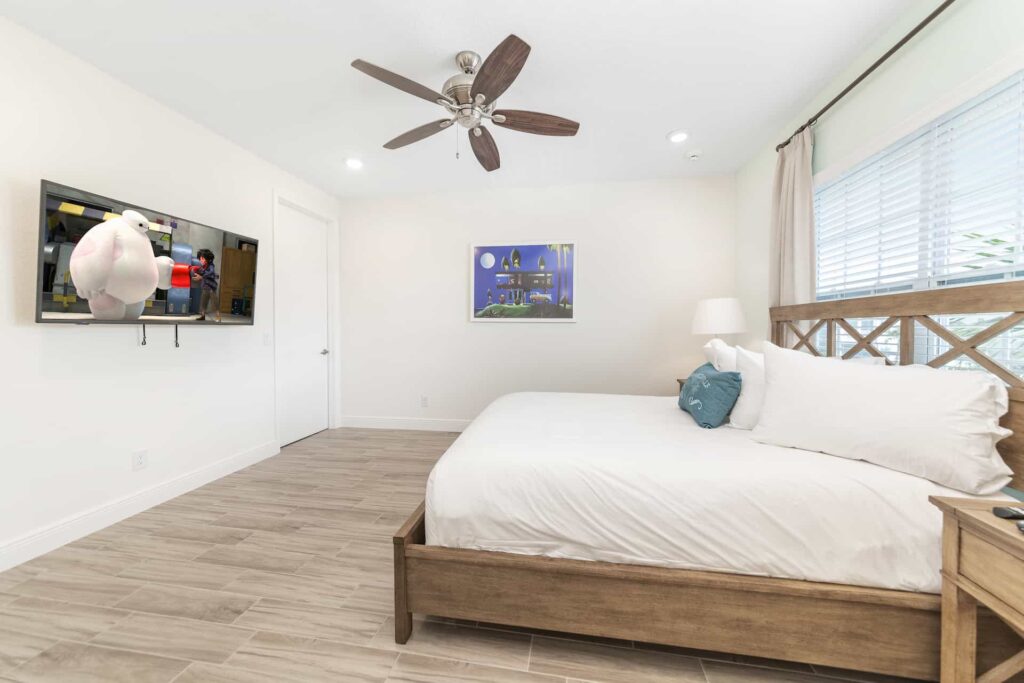 Schlafzimmer 6 mit Queensize-Bett und wandmontiertem Fernseher: Superior Cottage mit 7 Schlafzimmern