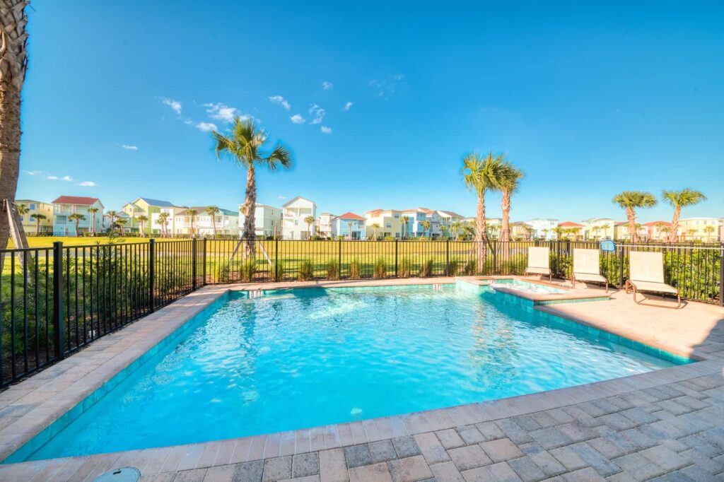 Privater Pool im Hinterhof mit Blick auf das Margaritaville Resort. Cottages in Orlando: Superior Cottage mit 7 Schlafzimmern