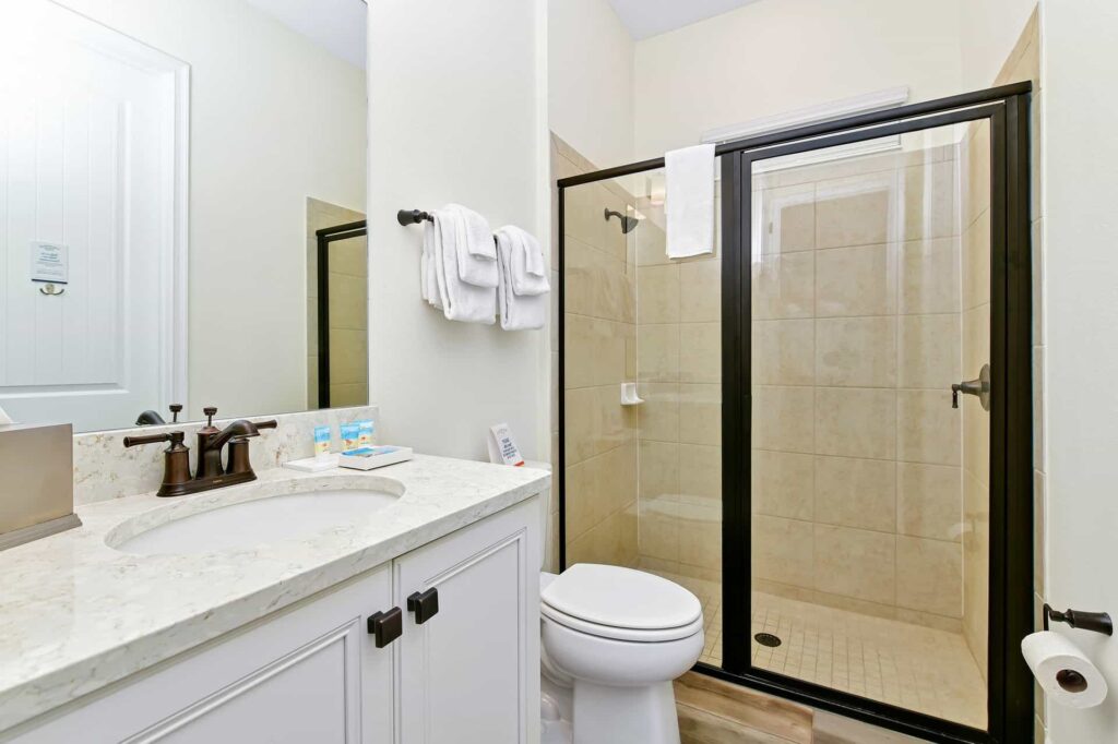 Badezimmer 1 mit ebenerdiger Dusche: Cottage mit 8 Schlafzimmern
