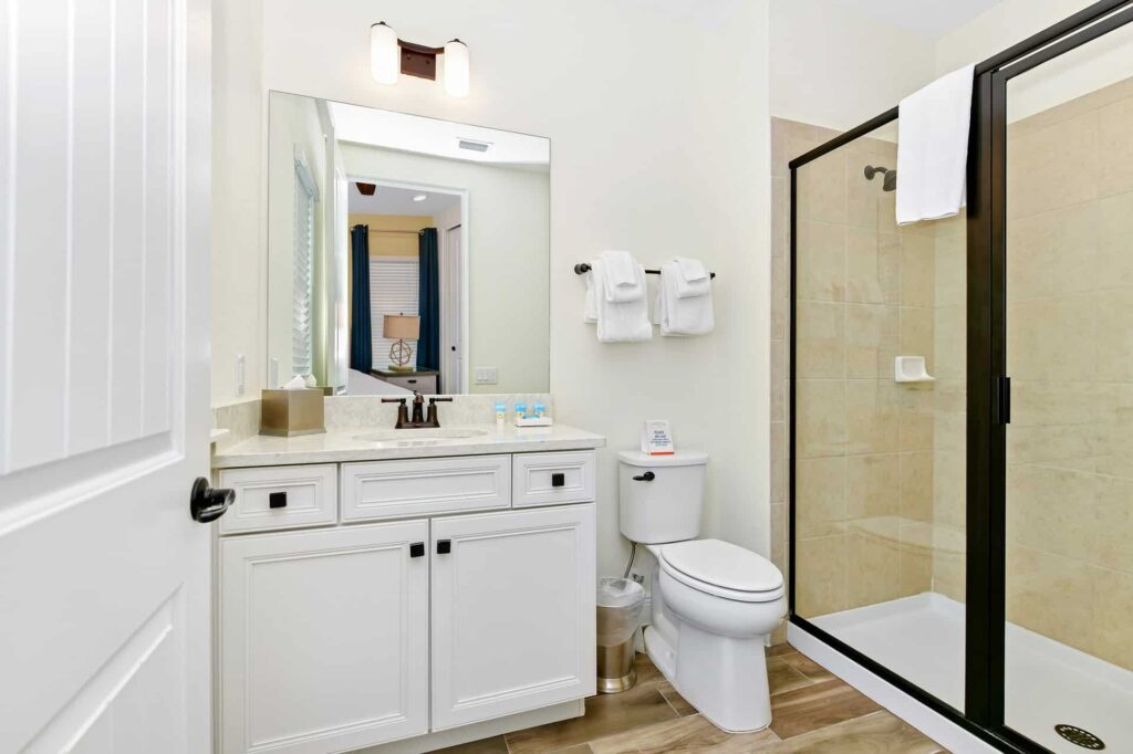 Badezimmer 3 mit ebenerdiger Dusche: Cottage mit 8 Schlafzimmern