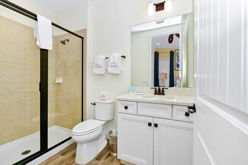 Badezimmer 4 mit ebenerdiger Dusche: Cottage mit 8 Schlafzimmern