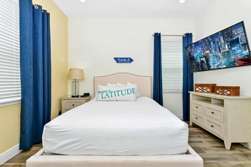 غرفة نوم 2 مع سرير كوين وتلفزيون معلق على الحائط: منزل ريفي مكون من 8 غرف نوم
