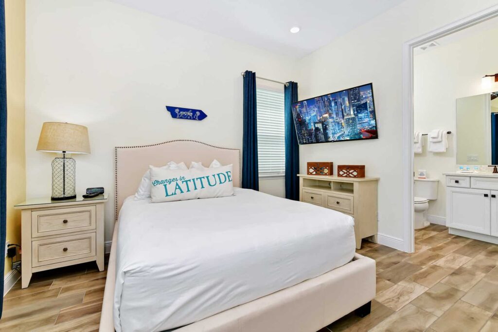 Schlafzimmer 2 mit Queensize-Bett, Wand-TV und Kommode: Cottage mit 8 Schlafzimmern