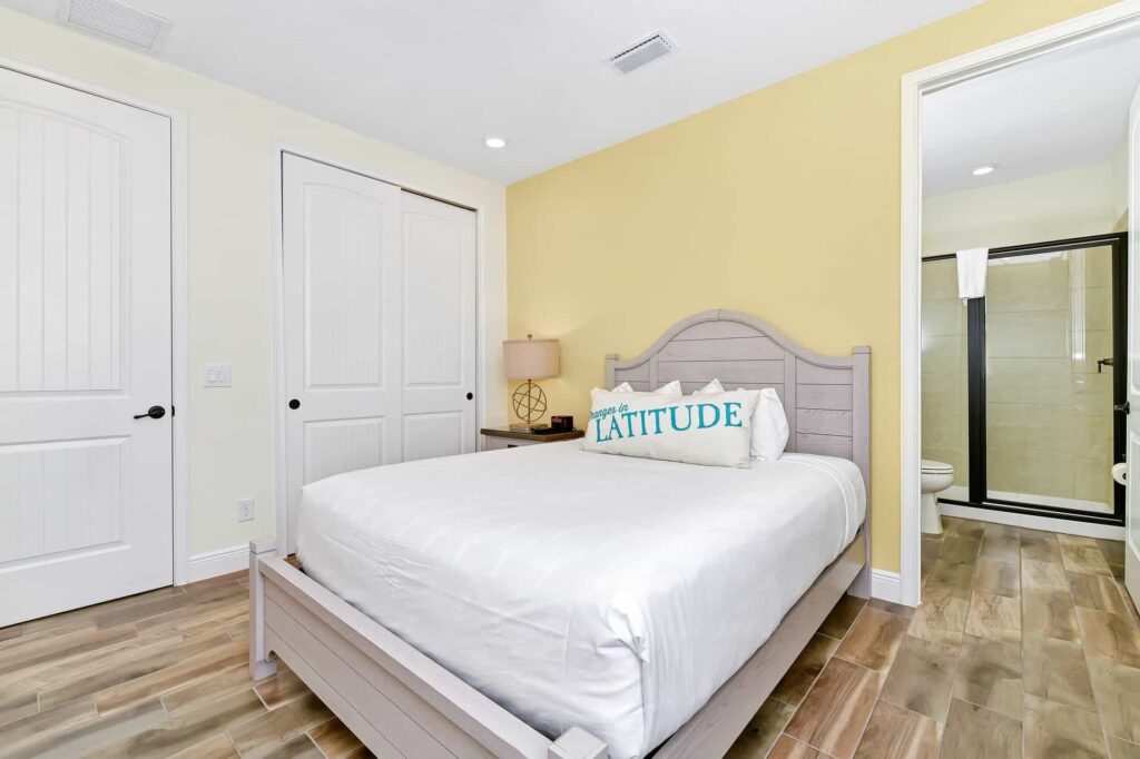 Bedroom 5 with queen bed and en-suite bath: 8 Bedroom Cottage