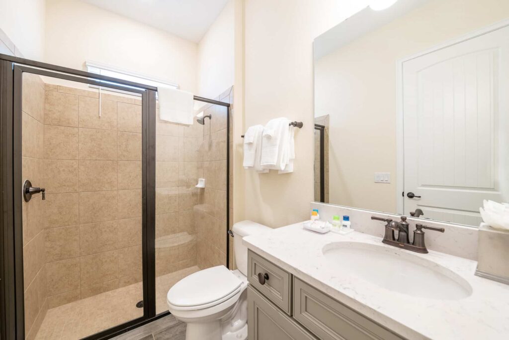 Badezimmer 1 mit ebenerdiger Dusche: Elite Cottage mit 8 Schlafzimmern