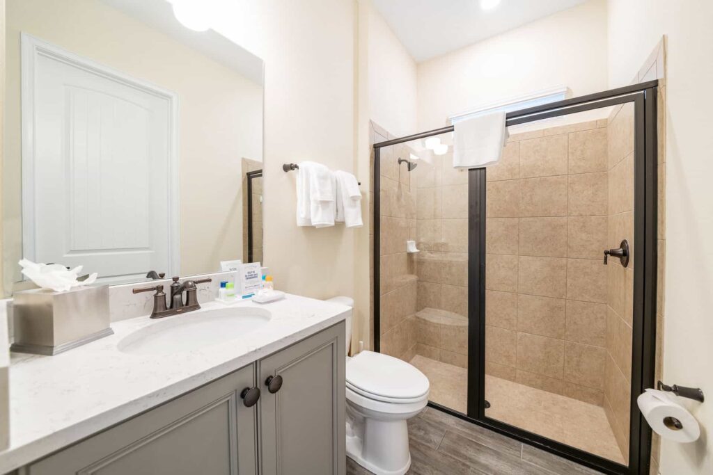 Badezimmer 2 mit ebenerdiger Dusche: Elite Cottage mit 8 Schlafzimmern