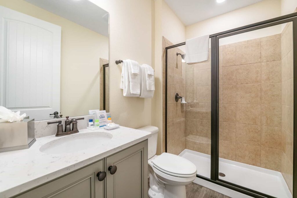 Badezimmer 5 mit ebenerdiger Dusche: Elite Cottage mit 8 Schlafzimmern