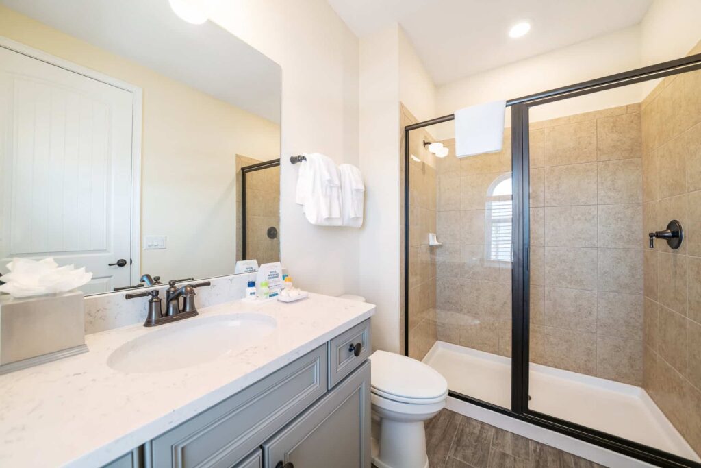 Badezimmer 6 mit ebenerdiger Dusche: Elite Cottage mit 8 Schlafzimmern