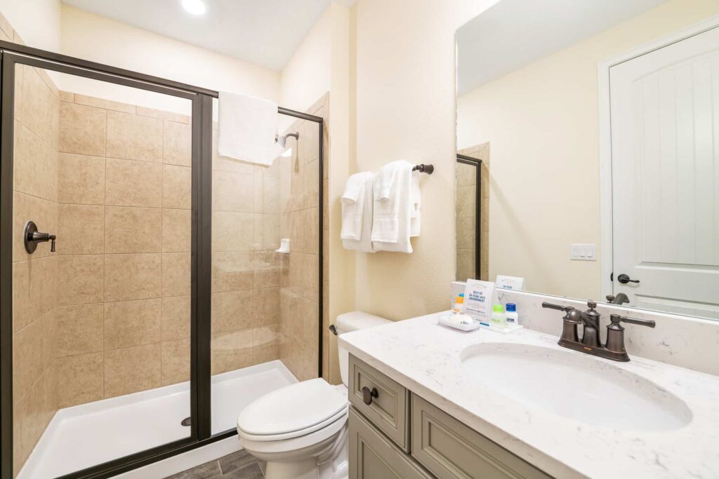 Badezimmer 7 mit ebenerdiger Dusche: Elite Cottage mit 8 Schlafzimmern