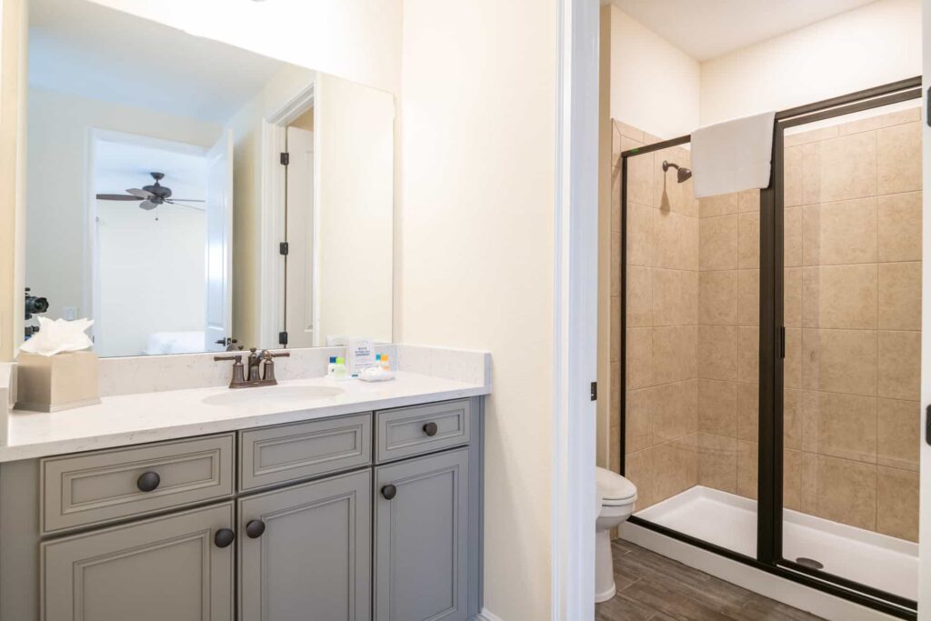 Badezimmer 8 mit ebenerdiger Dusche: Elite Cottage mit 8 Schlafzimmern