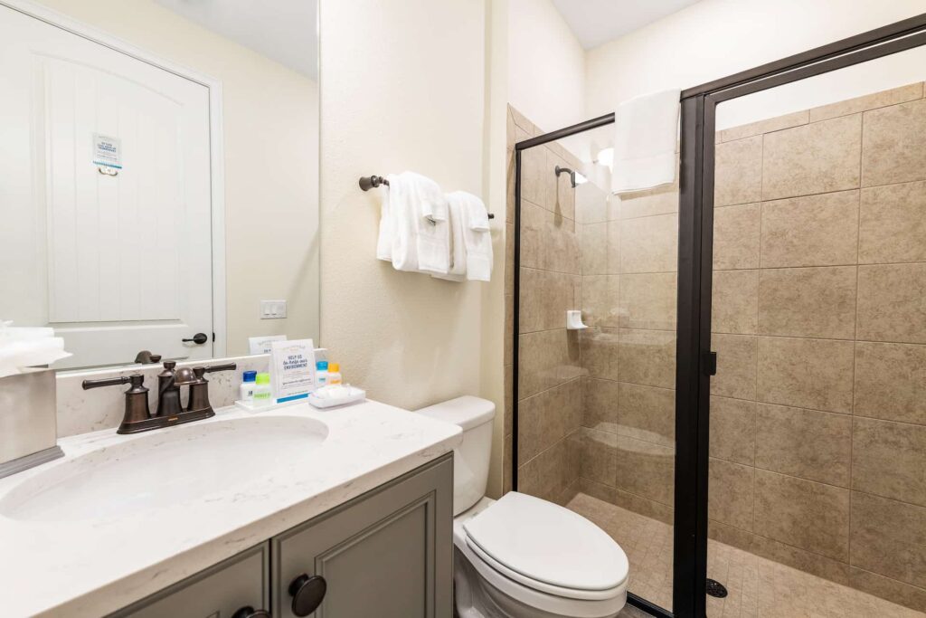 Badezimmer 1 mit ebenerdiger Dusche: Premium Cottage mit 8 Schlafzimmern