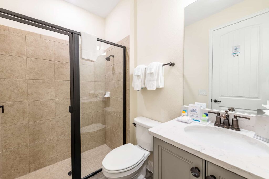 Badezimmer 3 mit ebenerdiger Dusche: Premium Cottage mit 8 Schlafzimmern