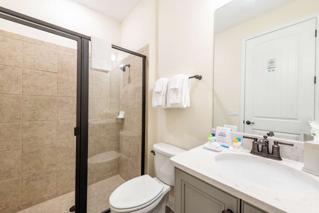 Badezimmer 4 mit ebenerdiger Dusche: Premium Cottage mit 8 Schlafzimmern