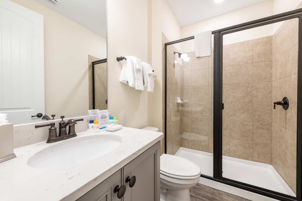 Badezimmer 6 mit ebenerdiger Dusche: Premium Cottage mit 8 Schlafzimmern