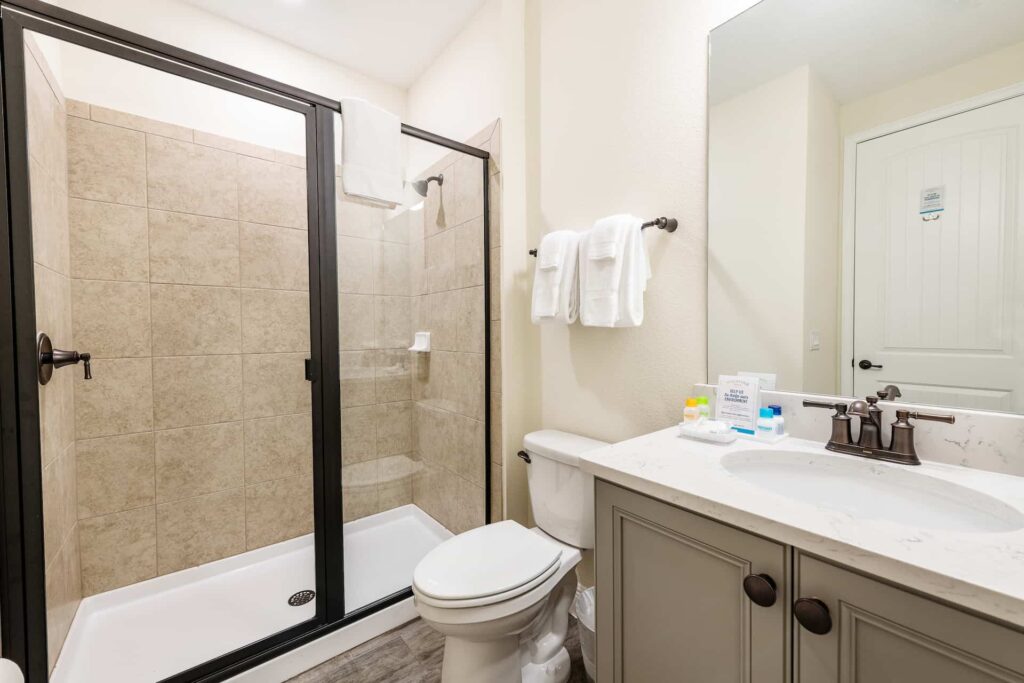 Badezimmer 7 mit ebenerdiger Dusche: Premium Cottage mit 8 Schlafzimmern