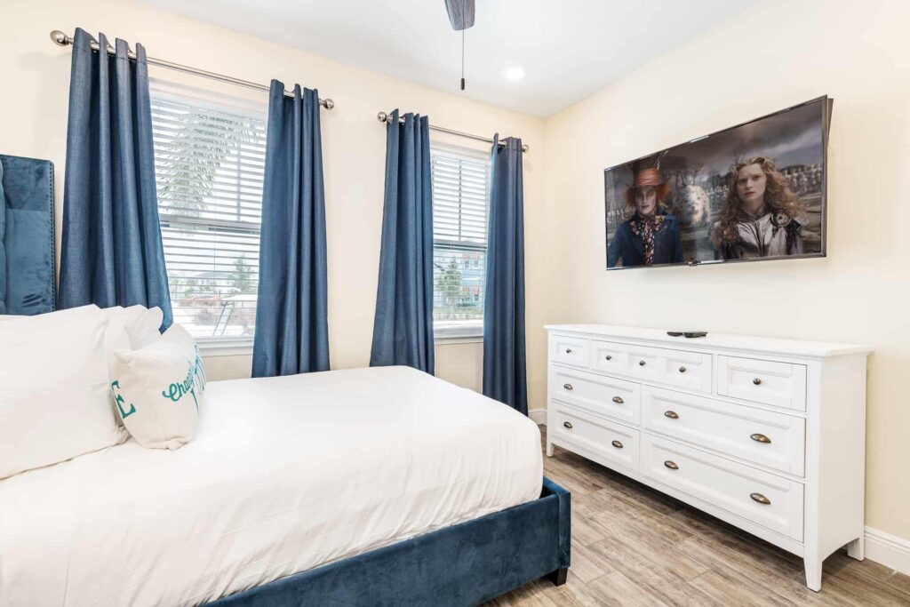 Schlafzimmer 1 mit Queensize-Bett, Kommode und wandmontiertem Fernseher: 8-Schlafzimmer-Premium-Cottage