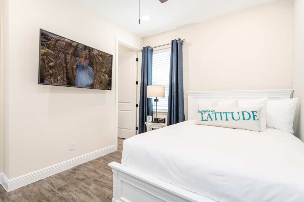 Schlafzimmer 3 mit Queensize-Bett und wandmontiertem Fernseher: 8-Schlafzimmer-Premium-Cottage