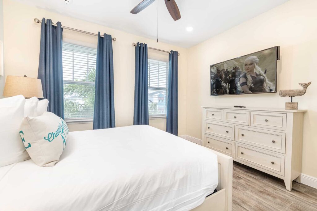 Schlafzimmer 6 mit Queensize-Bett, Kommode und wandmontiertem Fernseher: 8-Schlafzimmer-Premium-Cottage