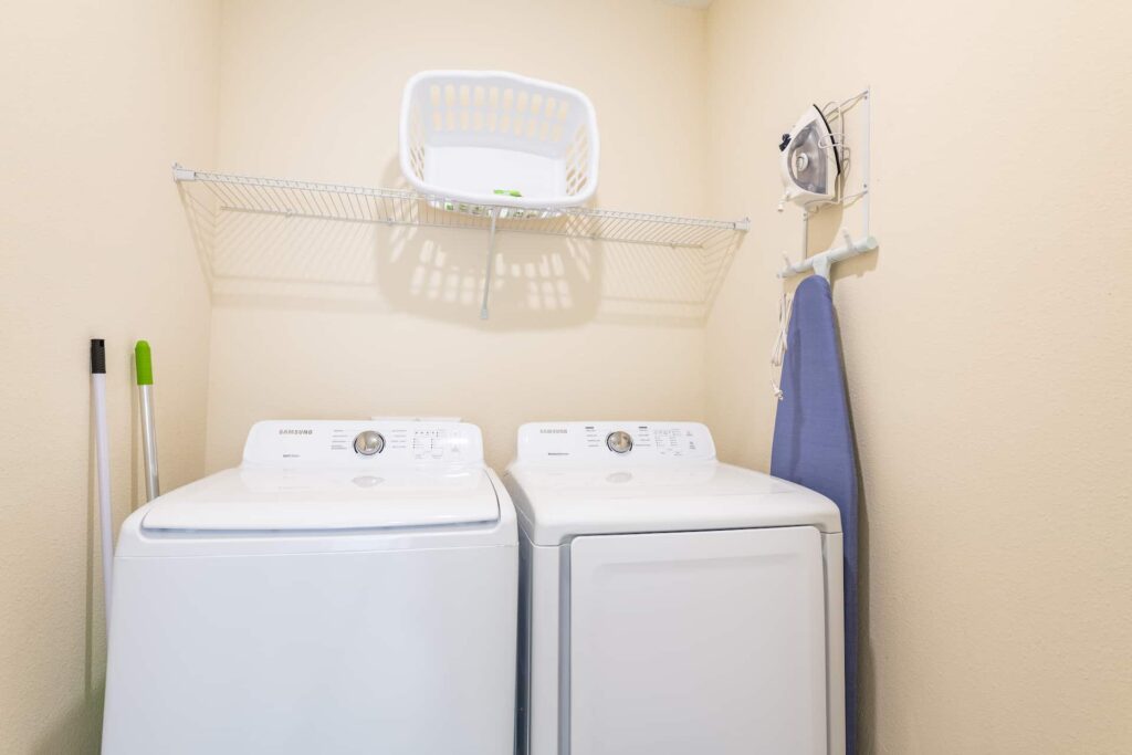 Waschküche mit Waschmaschine, Trockner, Bügeleisen und Bügelbrett: Premium Cottage mit 8 Schlafzimmern