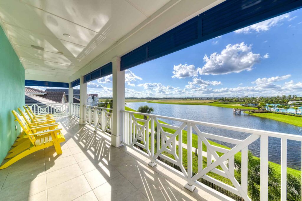 Extraordinary wrap-around balcony with waterfront view: 8 Bedroom Superior Cottage