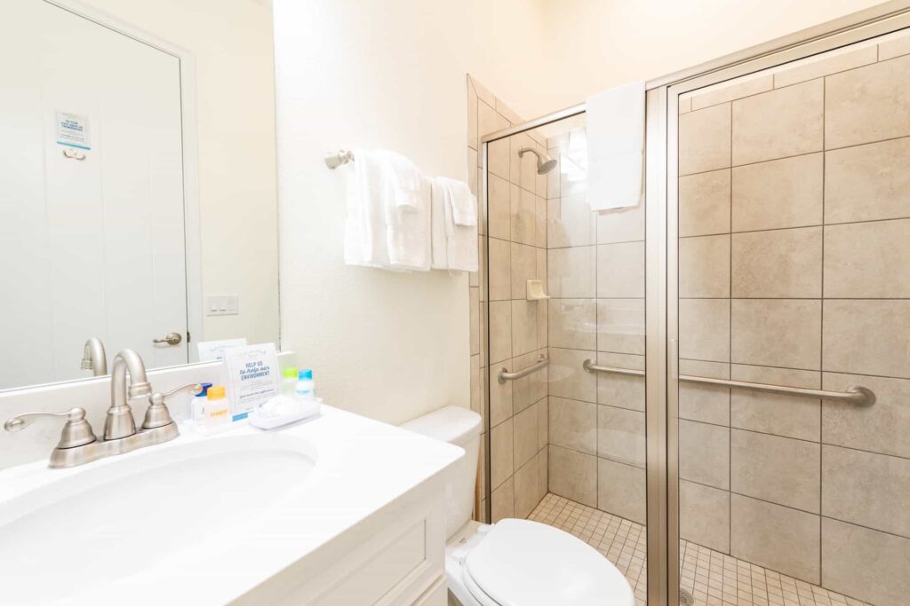 Badezimmer 1 mit ebenerdiger Dusche: Superior Cottage mit 8 Schlafzimmern