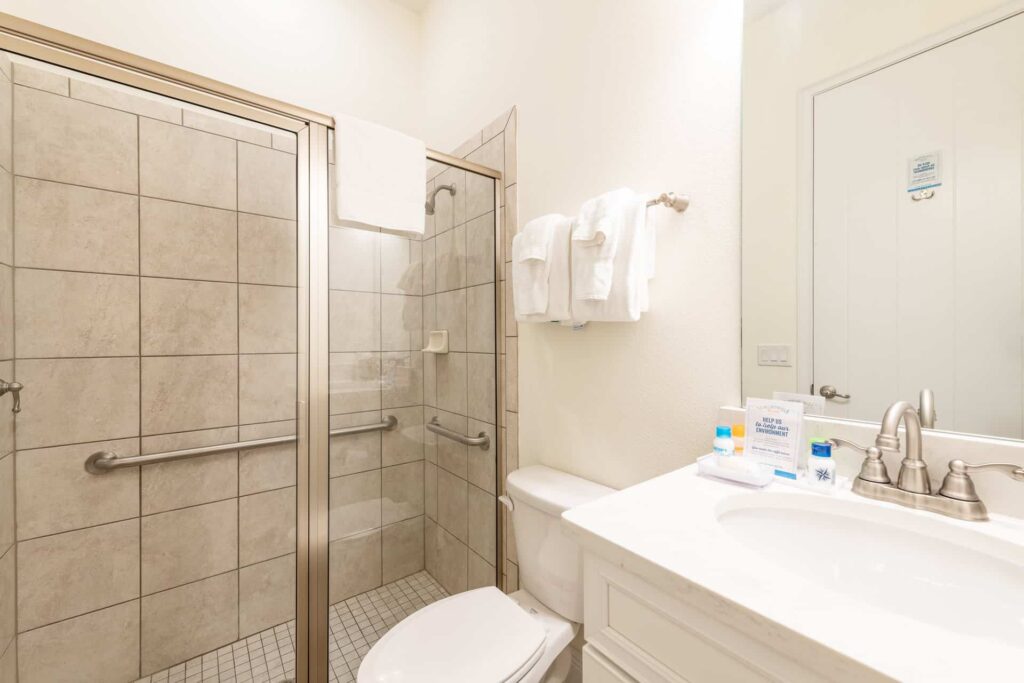 Badezimmer 2 mit ebenerdiger Dusche: Superior Cottage mit 8 Schlafzimmern