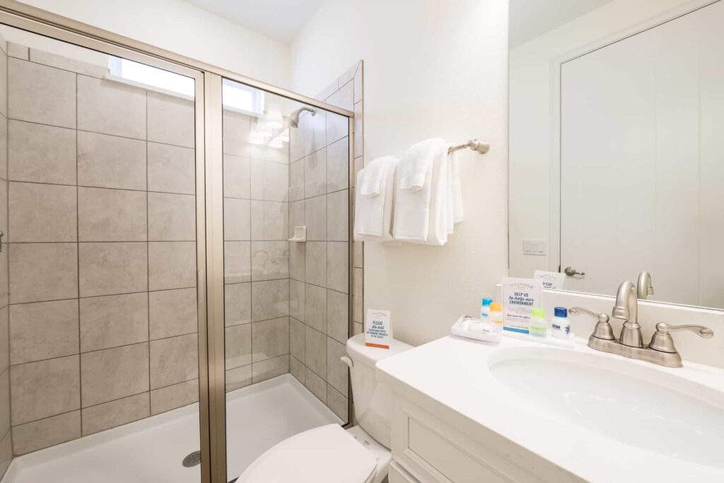 Badezimmer 4 mit ebenerdiger Dusche: Superior Cottage mit 8 Schlafzimmern