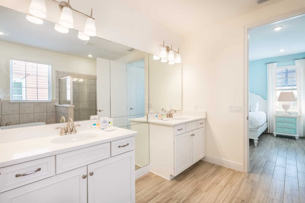 Badezimmer 5 mit Doppelwaschbecken und deckenhohem Spiegel: Superior Cottage mit 8 Schlafzimmern