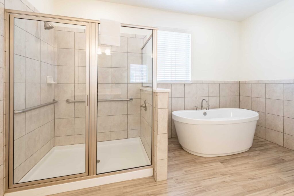 Badezimmer 5 mit ebenerdiger Dusche und separater Badewanne: Superior Cottage mit 8 Schlafzimmern