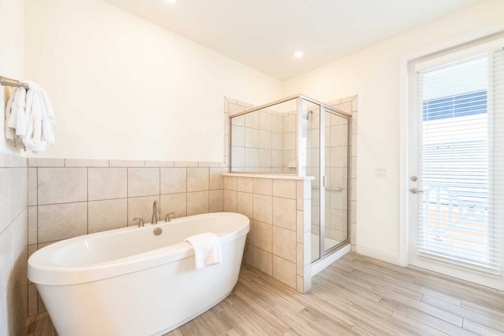 Badezimmer 8 mit ebenerdiger Dusche und separater Badewanne: Superior Cottage mit 8 Schlafzimmern