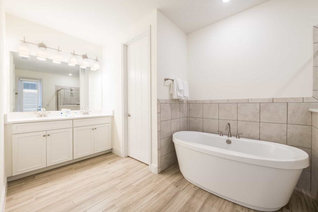 Badezimmer 8 mit freistehender Badewanne und Doppelwaschbecken: Superior Cottage mit 8 Schlafzimmern