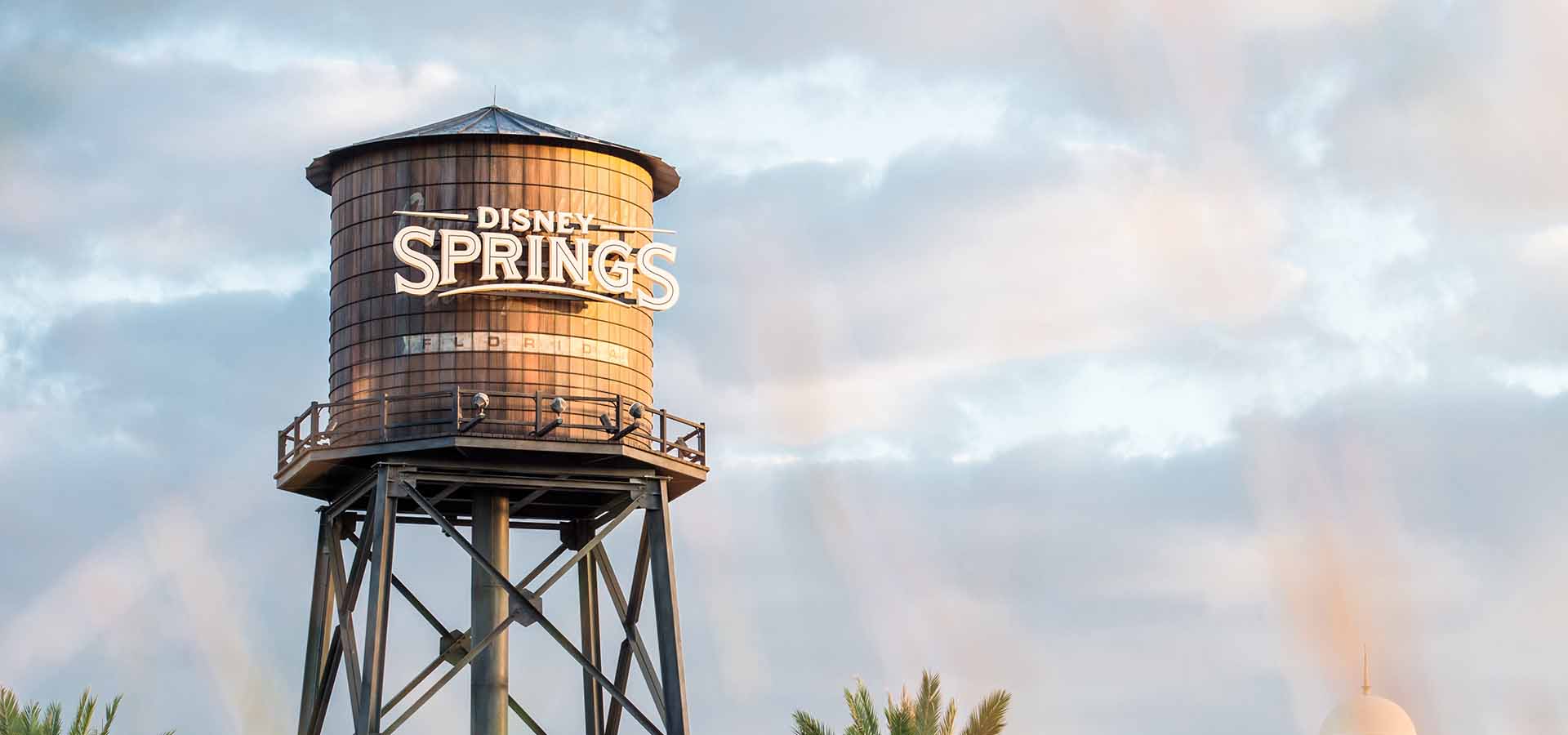 Blick auf den Wasserturm von Disney Springs