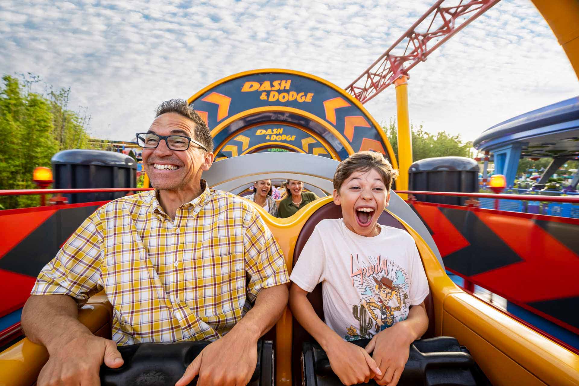 Отец и сын катаются на американских горках Slinky Dog Dash в Голливудской студии Диснея.