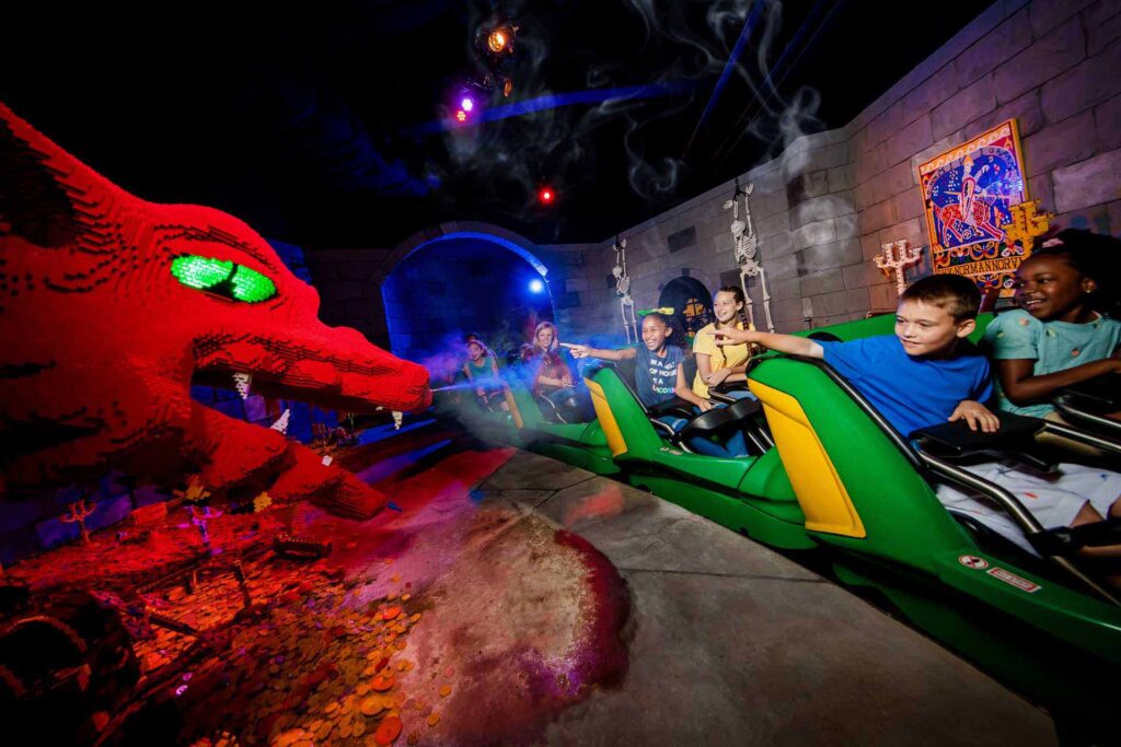 Groupe d'enfants chevauchant sur le LEGOLAND Dragon Coaster