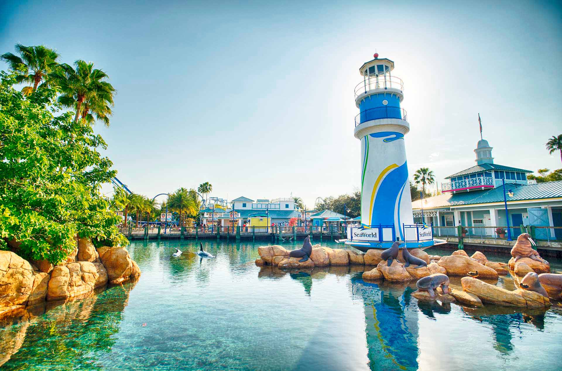 Faro de SeaWorld Orlando rodeado por una laguna