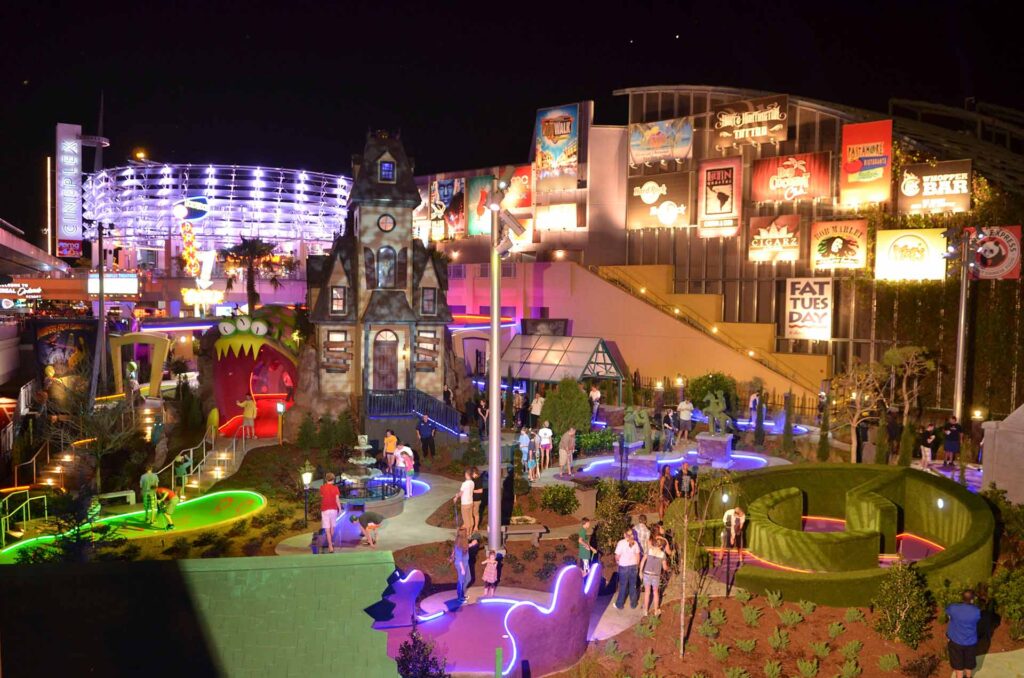 Personas jugando minigolf en Hollywood Drive-In Golf en Universal CityWalk